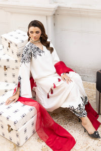 Estella by Huma Mistry Official featuring elegant jewelry with intricate design and gold accents.